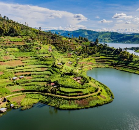 Day 19: Transfer to Lake Bunyonyi – canoe ride and community walk